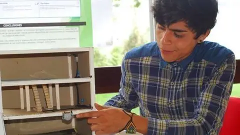 Estudiante muestra el invento. (Universidad Nacional)