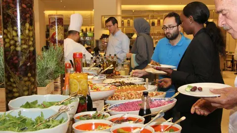 Iftar en el restaurante Sufra, ubicado en el hotel Hyatt Regency Dubai Creek Heights. (EL CORREO)
