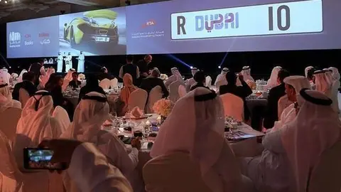 Un momento de la subasta de la placa de matrícula R10.