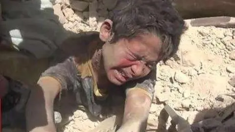 Imagen del niño en el momento de ser rescatado.