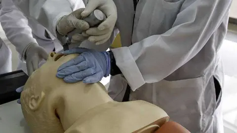 Estudiantes de Medicina, durante un ejercicio práctico. (Flickr)
