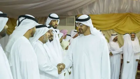 El jeque Mohammed bin Zayed ofrece sus condolencias a la familia del piloto Mohamed Nasser Al Dhaheri.
