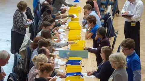 Recuento de votos en un distrito de Reino Unido. (Twitter)