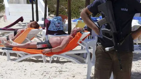 Vigilancia policial en una playa de Túnez. (Efe)
