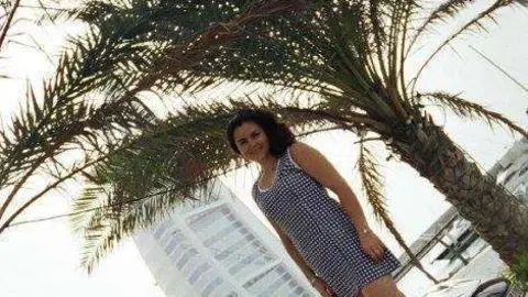 La colombiana Claudia Amaya, con uno de los edificios más emblemáticos de Dubai a sus espaldas, el Burj Al Arab.