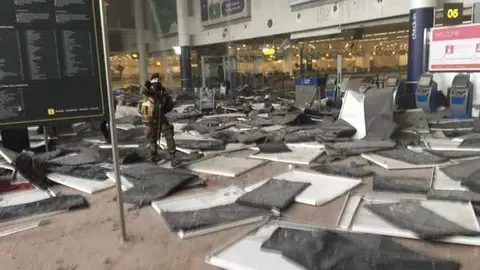 El aeropuerto de Bruselas, instantes después de la explosión/ @intlspectator