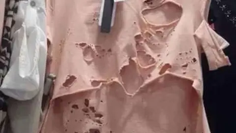 Una camiseta a la venta con diseño rasgado.