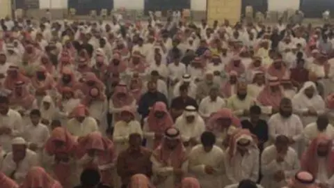 Un momento del funeral por la mujer asesinada en Arabia por sus hijos.