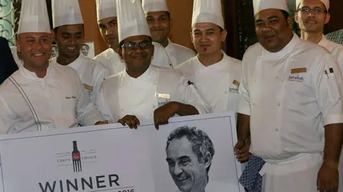 El chef Óscar Poquet, a la izquierda, junto a su equipo. (Cedida)
