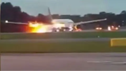 Una captura del vídeo sobre el avión de Singapore Airlines incendiado.