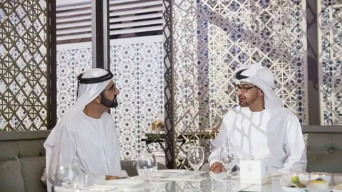 El gobernador de Dubai y el príncipe heredero de Abu Dhabi durante en encuentro.