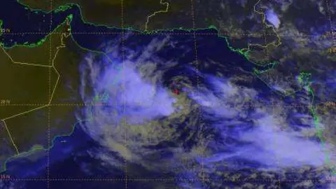 Imagen del satélite del ciclón cerca de la costa de Omán.
