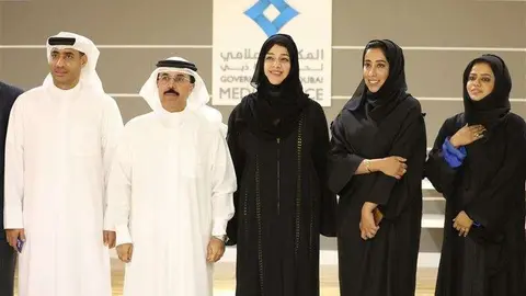 La directora general de la Expo 2020 de Dubai en el centro de la imagen.