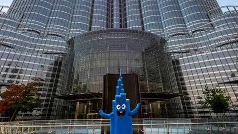 La mascota 'señor Burj' a los pies del edificio más alto del mundo.