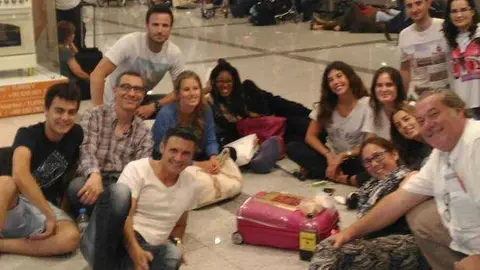 Grupo de sevillanos afectados por el atentado en el aeropuerto de Estambul. (ABC de Sevilla)
