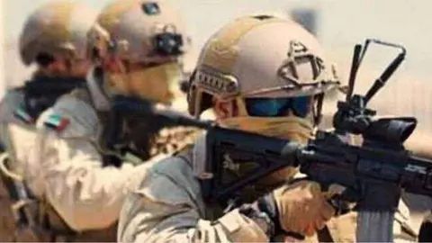 Soldados uniformados de Emiratos Árabes Unidos.