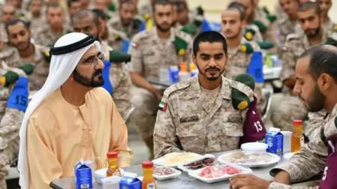 El gobernador de Dubai rompe el ayuno junto a los reclutas.