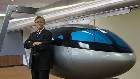 El director general de Sky Tran con uno de sus vehículos.