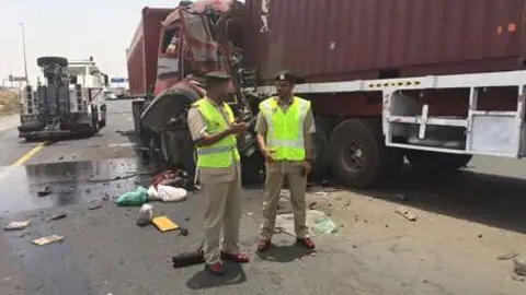Agentes de seguridad en el lugar del accidente.