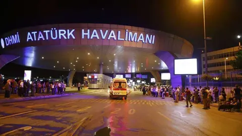 El aeropuerto de Atatürk en Estambul tras el atentado. (RTVE)