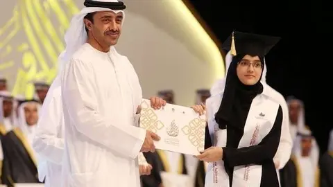 Sheikh Abdullah bin Zayed entrega un premio a la alumna Hajar Al Ktefan.