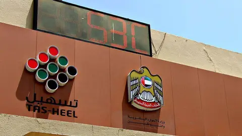 Un termómetro marca 53 grados al mediodía del viernes en la E11 a su paso por Ras Al Khaimah City. (EL CORREO)