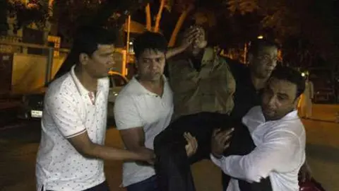 Rescate de uno de los afectados por el atentado.