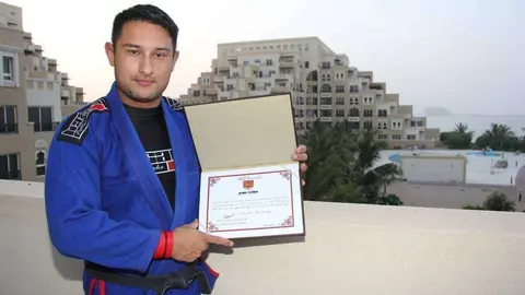 Luis Carreño, instructor colombiano de Jiu Jitsu, muestra el reconocimiento que ha recibido del Gobierno de Emiratos Árabes. (EL CORREO)