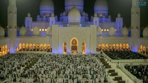 Una imagen de los fieles en la Gran Mezquita Zayed de Abu Dhabi.