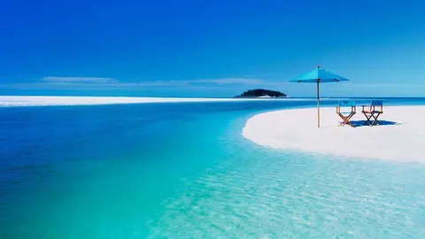Aguas turquesas en Playa Paraíso de Cuba.