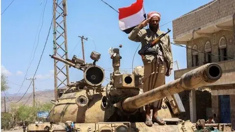 Un luchardor progubernamental en un tanque en la zona de Taiz en Yemen.