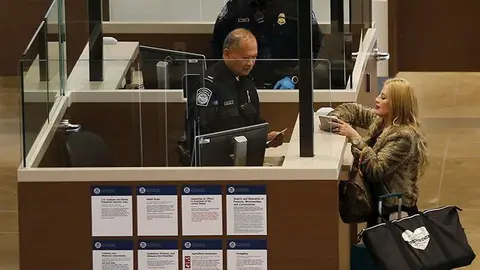 Control de pasaportes en un aeropuerto de EEUU.