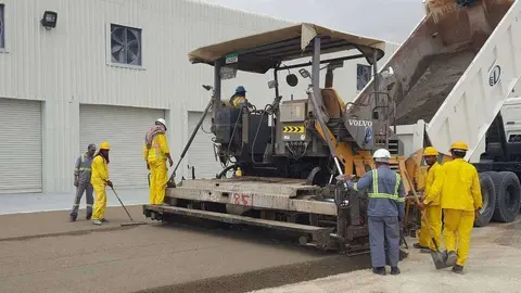 Proceso de pavimentación con RCC llevado a cabo por CEMEX en Emiratos Árabes. (Cedida) 