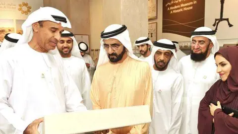 El jeque Al Maktoum durante su recorrido por el museo el pasado domingo. 