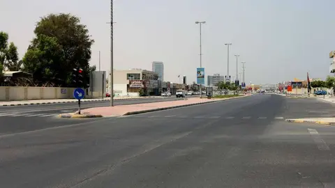 La E11 a su paso por Ras Al Khaimah City presentaba un aspecto desértico en la mañana del viernes. (EL CORREO)
