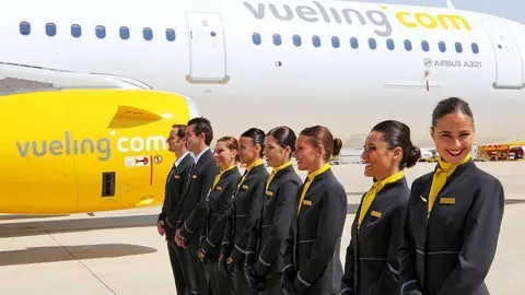 Un avión y personal de cabina de Vueling Airlines.