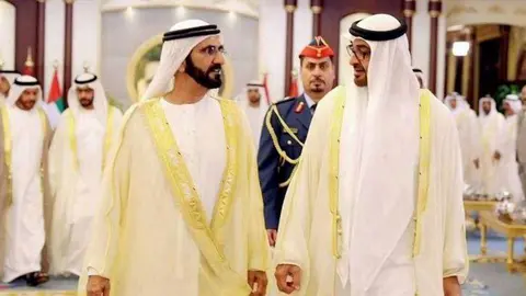 El gobernandor de Dubai y el príncipe heredero de Abu Dhabi en el palacio de Abu Dhabi.
