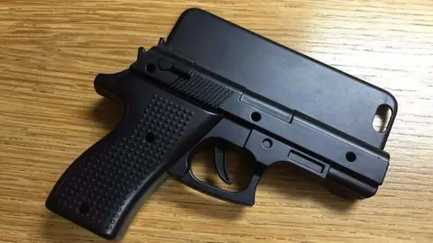 La funda del teléfono móvil imita con precisión una pistola.