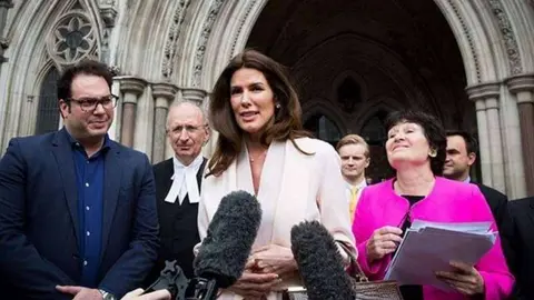 La modelo a la salida del Tribunal en Londres.