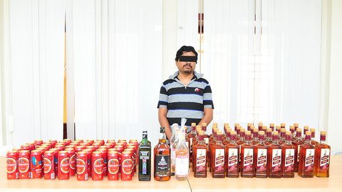 El detenido junto a los artículos confiscados en el emirato de Sharjah.