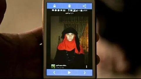 Fotografía de Nazdar Murat, una menor yazidí, que se vende como esclava. 