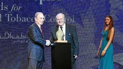 Álvaro Luongo -derecha- recibe en Abu Dhabi de manos de Michael Bloomberg, ex alcalde de Nueva York, el premio que reconoce la lucha anti tabaco que lleva a cabo Uruguay. (Manaf K. Abbas)