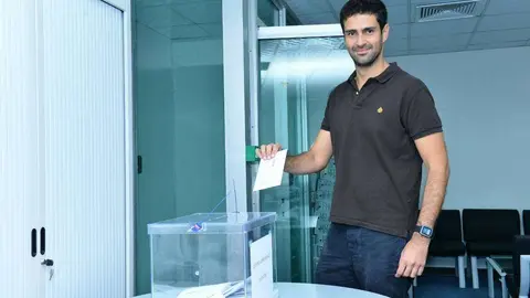 Español emite su voto en la Embajada de España en Abu Dhabi. (Manaf K. Abbas)
