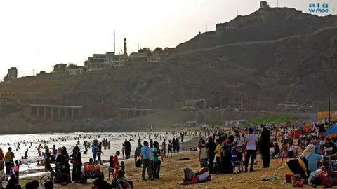 Un momento de la fiesta en la playa de Adén.