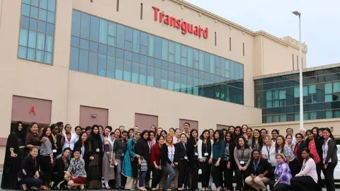 Una imagen de la oficina y empleados de Transguard Group en Dubai.