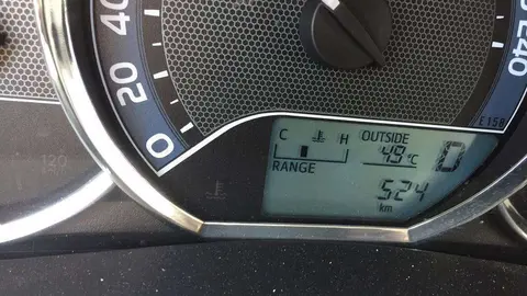 Term&oacute;metro de coche marcha 49 grados en Sharjah. (EL CORREO)