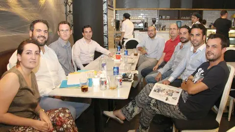 Primera reunión del grupo impulsor de candidaturas para el Consejo de Residentes Españoles en Emiratos Árabes Unidos. (EL CORREO)
