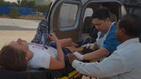 Una de las turistas rescatadas de la montaña de RAK.