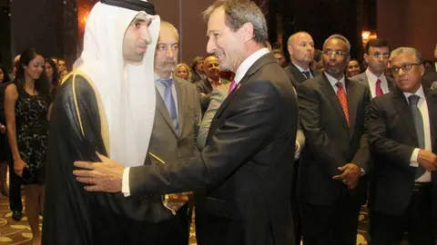 El embajador de Argentina, Fernando de Martini, conversa con H. E. Dr. Thani Ahmed Al Zeyoudi, ministro de Cambio Climático y Medio Ambiente de EAU. (EL CORREO)