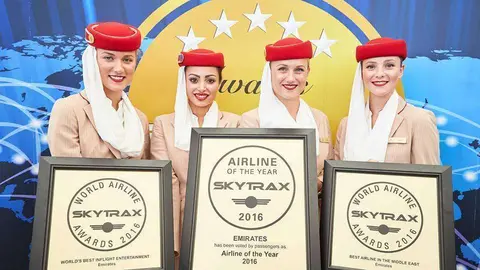 Personal de cabina de Emirates muestra los galardones de Skytrax. (Emirates Airlines, Facebook)